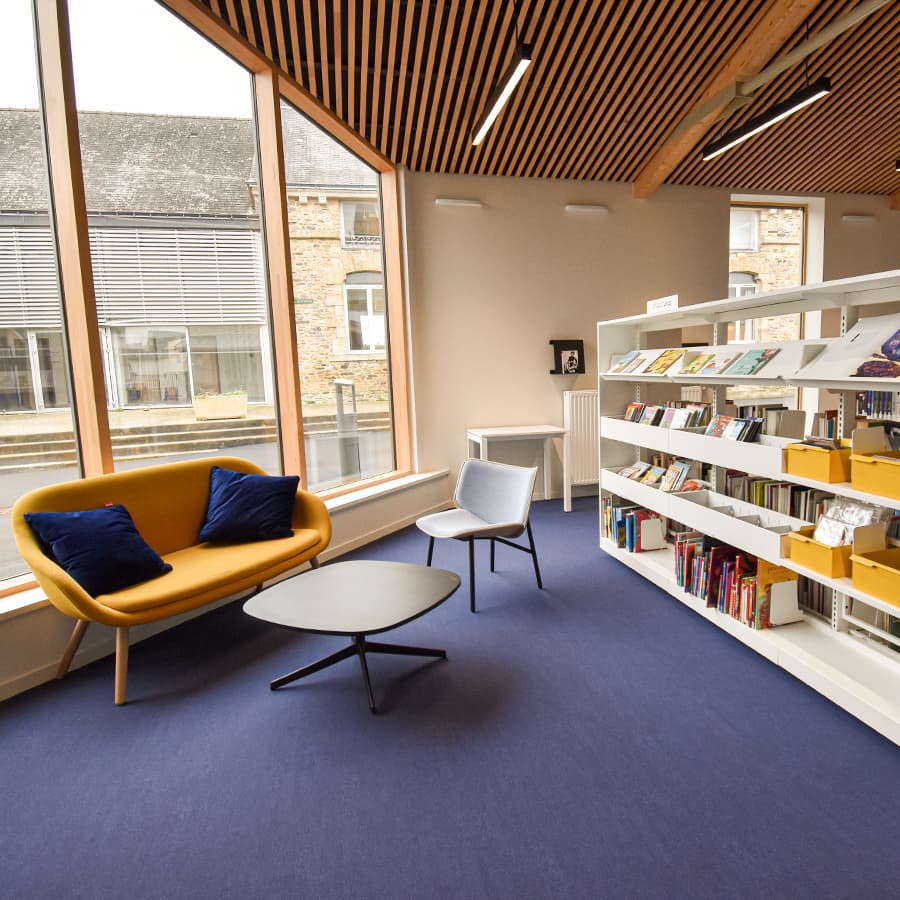 Bibliothèque équipée d'un plafond bois acoustique Ardemo au-dessus des rayonnages