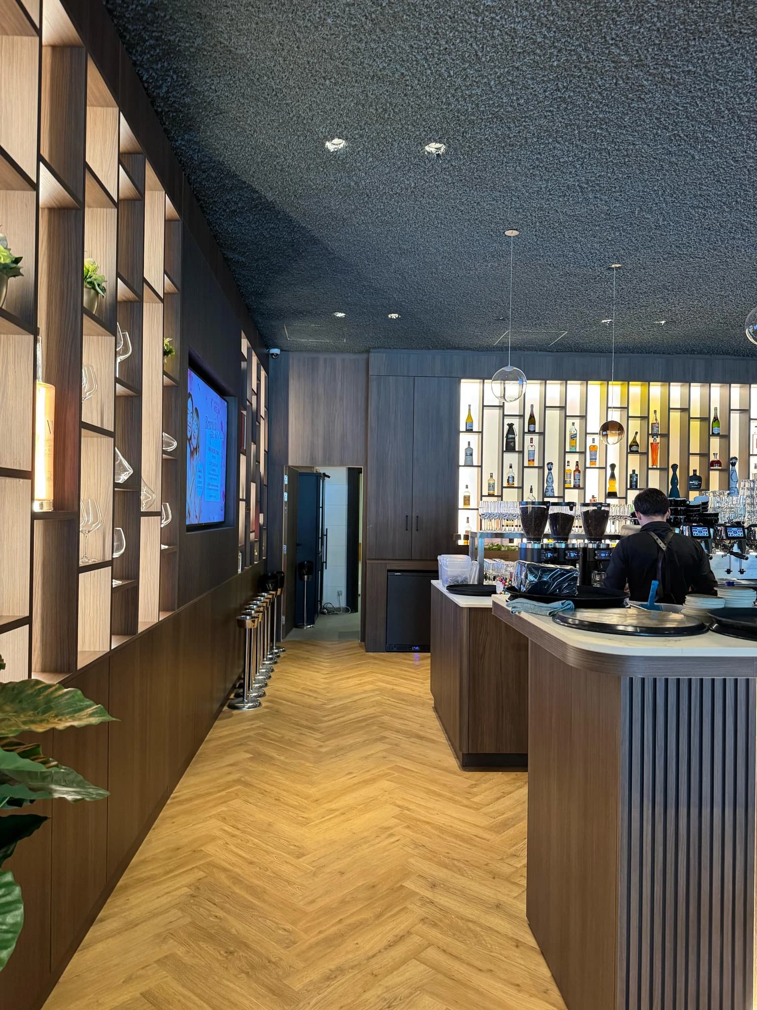 Bar au plafond en cellulose projetée Ozone, surface continue sans joints épousant le volume