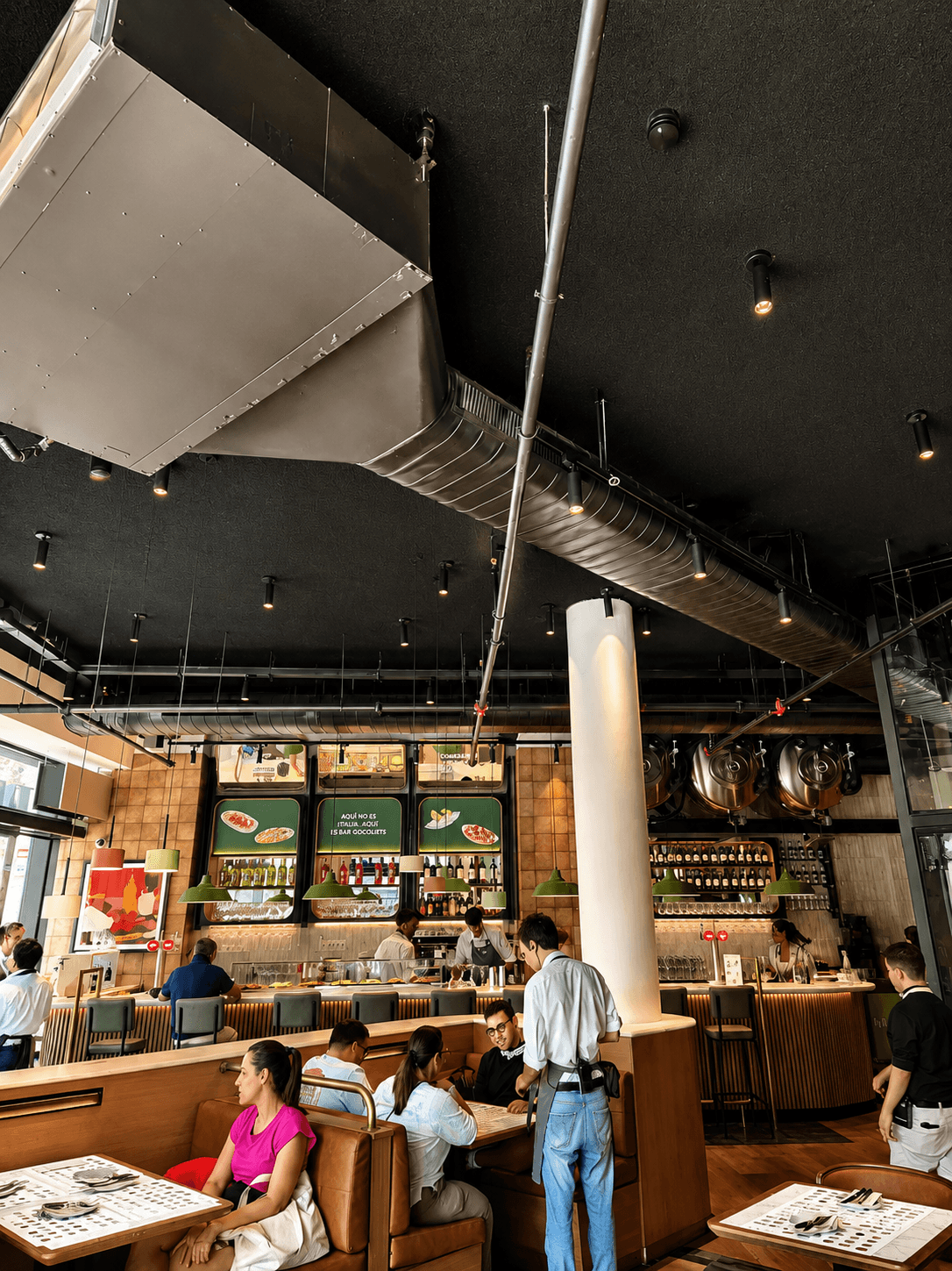 Plafond Ozospray structure fine, surface homogène et discrète dans un restaurant