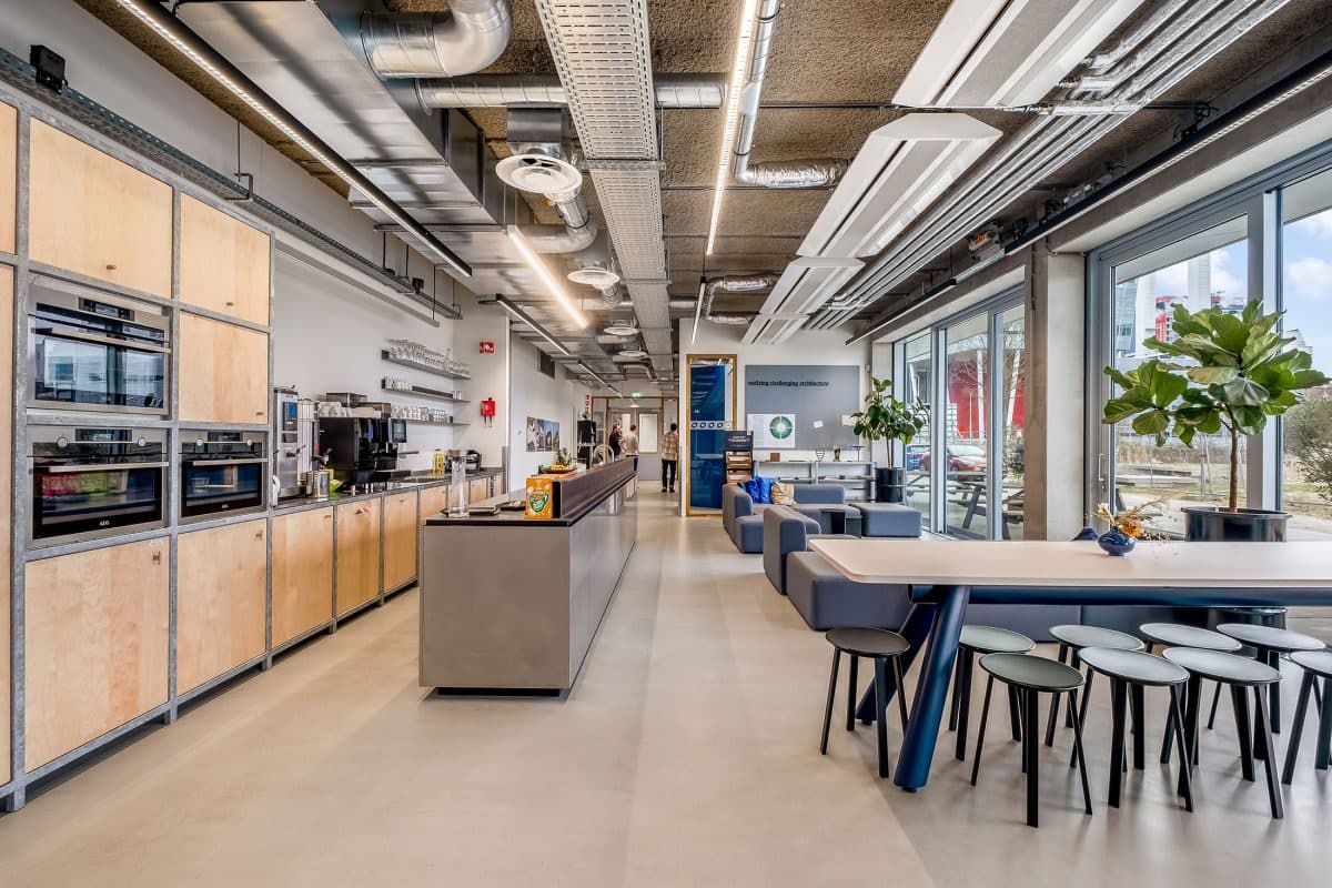 Restaurant au plafond acoustique en cellulose projetée texturée Ozospray, finition matiérée
