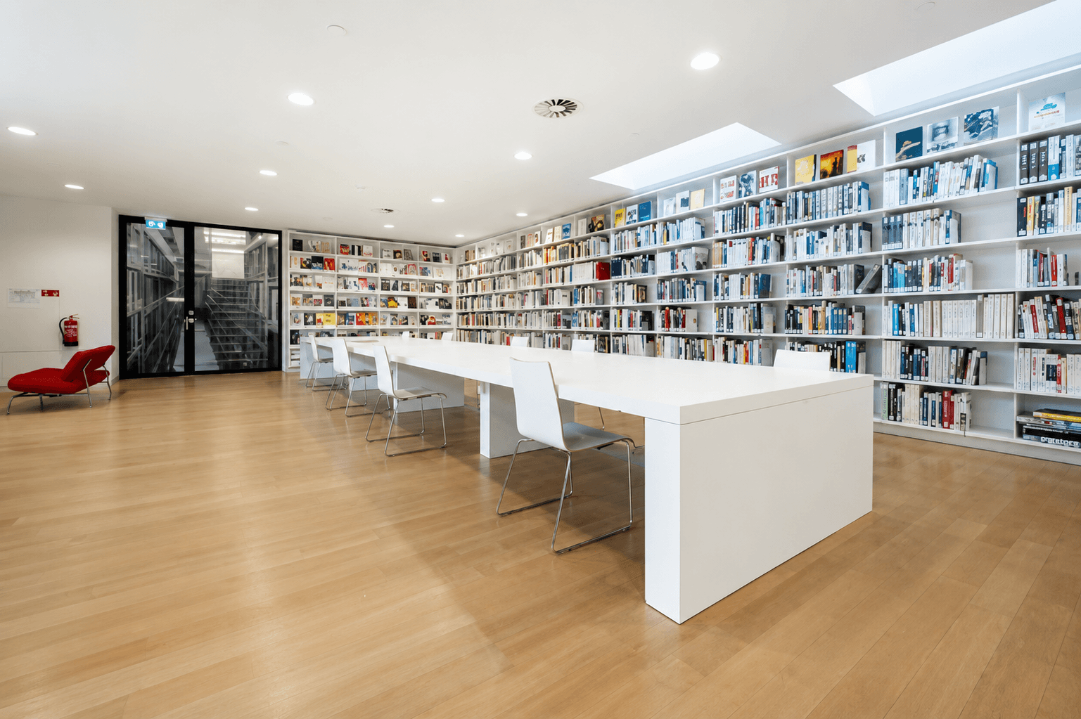 Bibliothèque au plafond en cellulose recyclée projetée Zencoustic