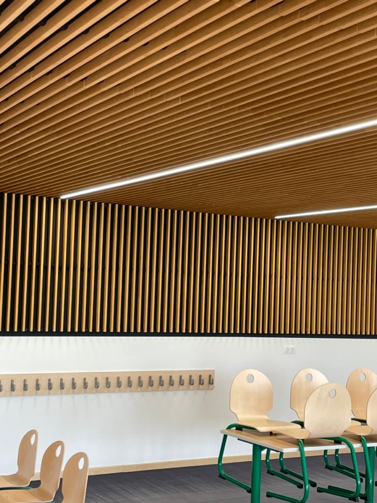 Plafond bois acoustique Ardemo, une alternative aux panneaux muraux pour traiter de grandes surfaces