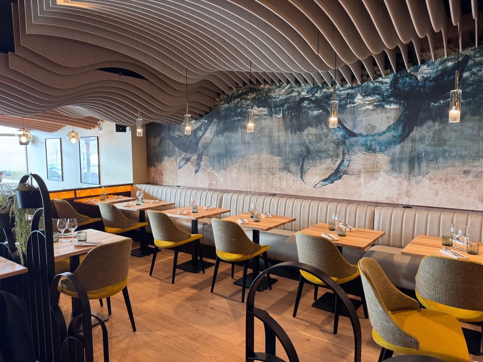 Plafond du restaurant l'Atlantic, baffles acoustiques Arteck en vagues
