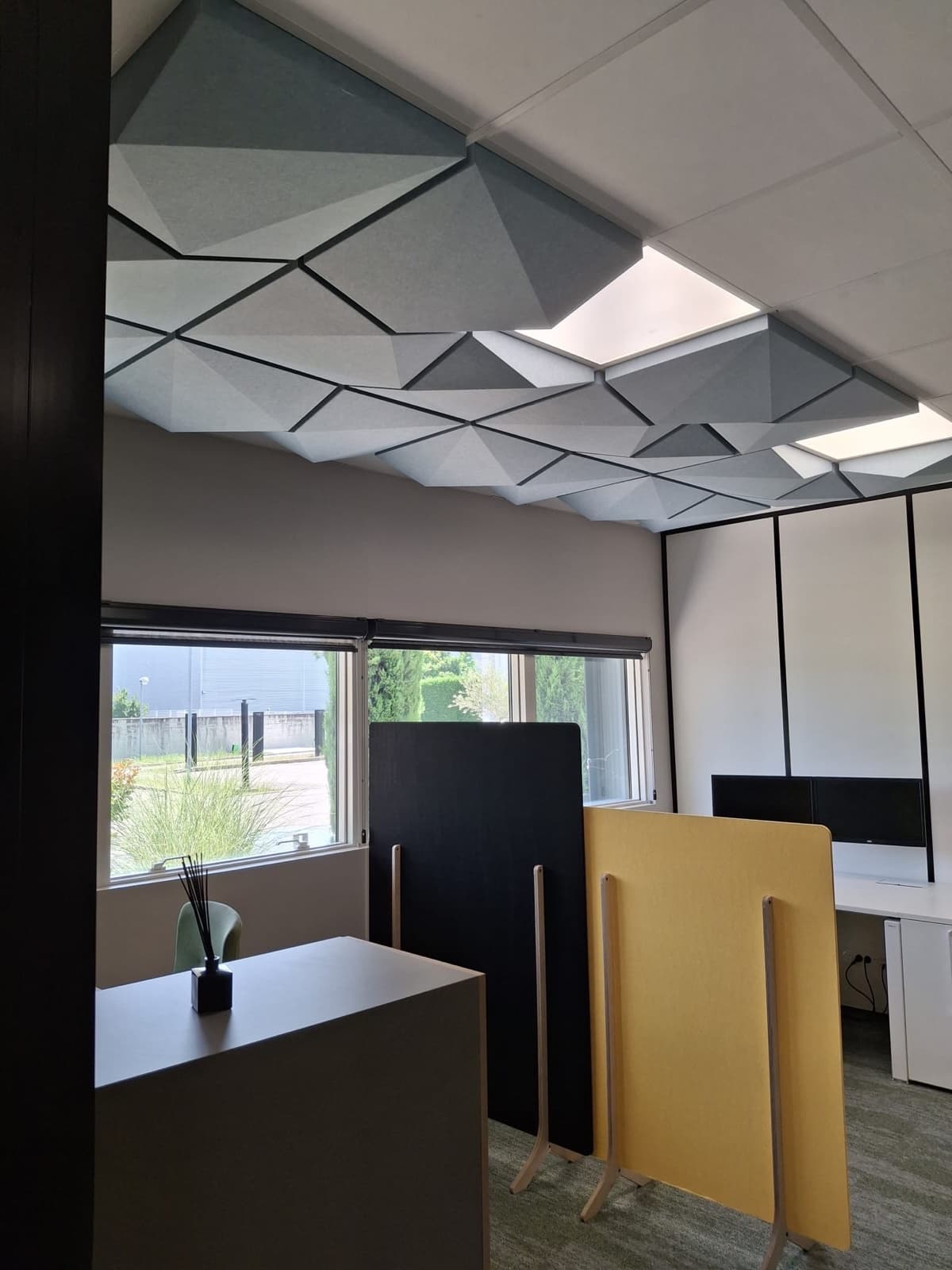 Panneaux acoustiques Arteck Cubo et Diamant en feutre rPET, composition sur-mesure en relief