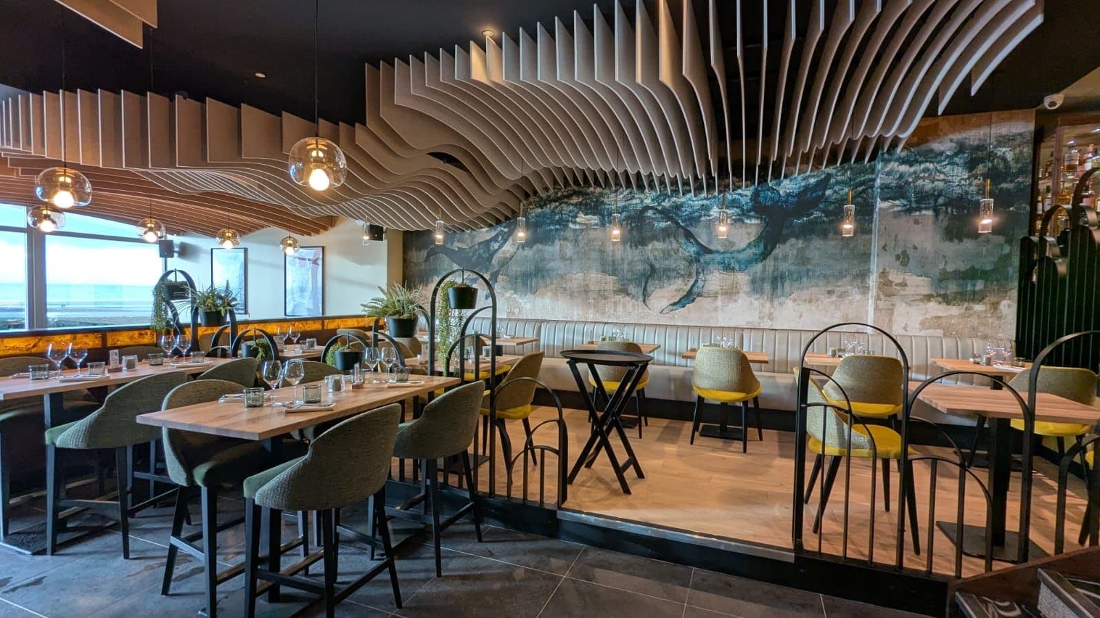 Restaurant l'Atlantic, Wimereux — baffles ondulées plafond + tables