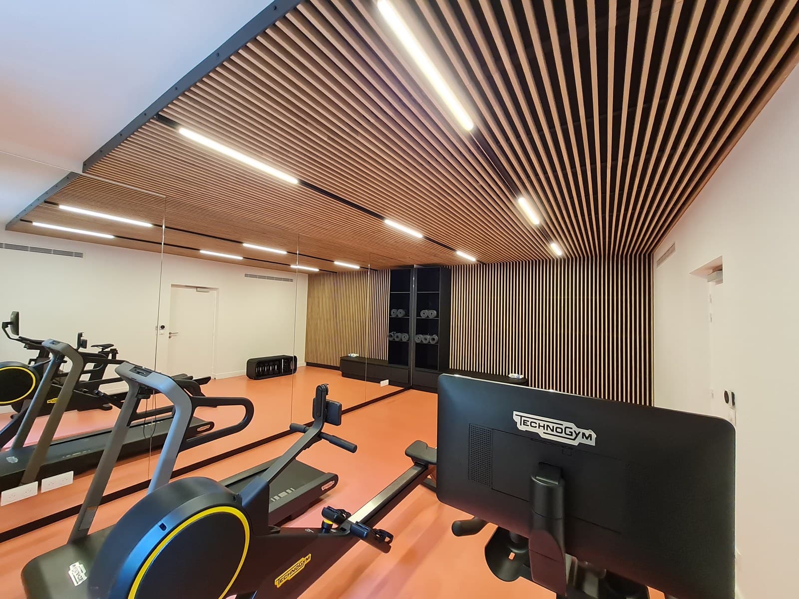 Salle de fitness — vue 1/3