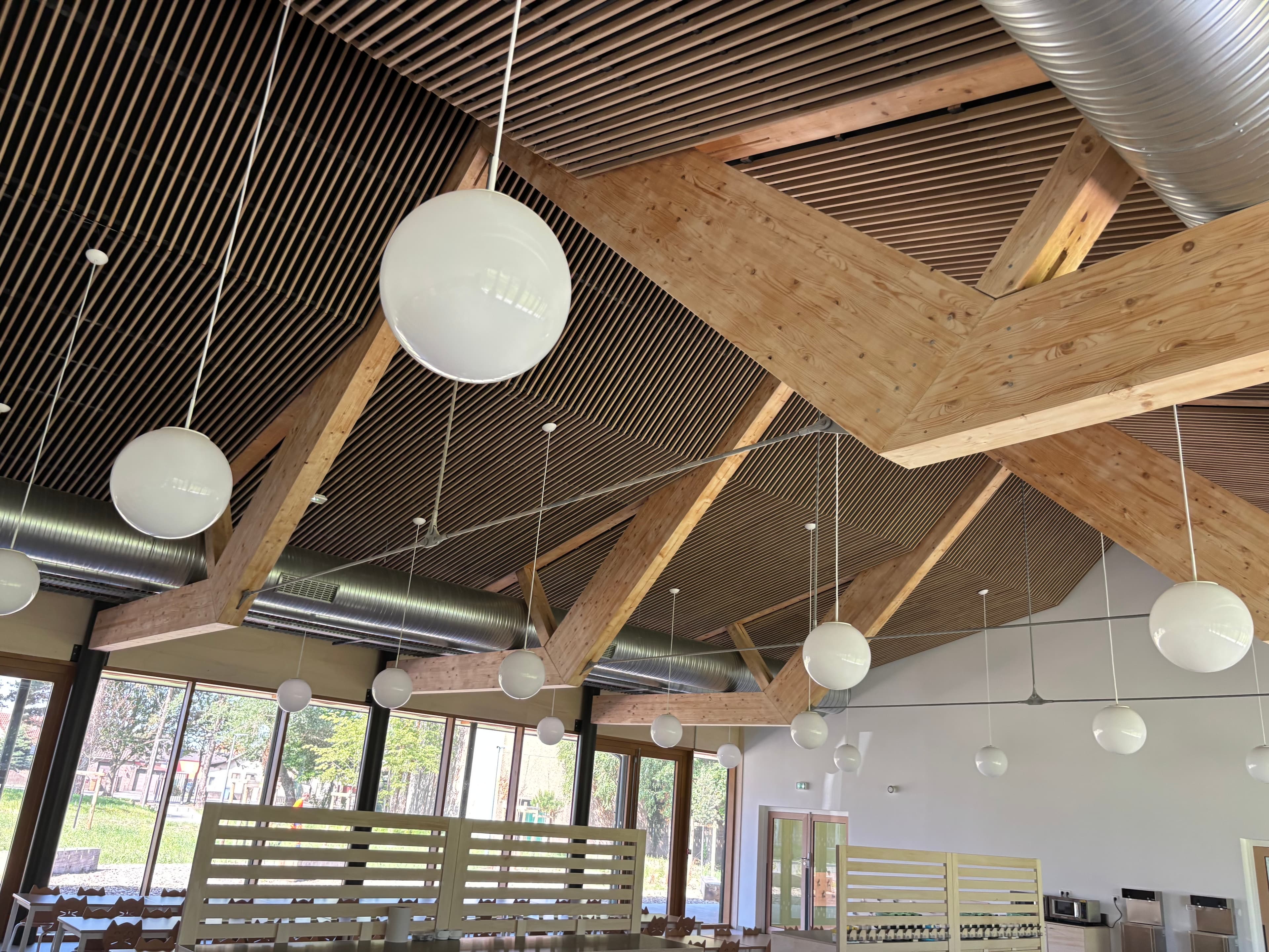 Restaurant scolaire La Pause Gourmande à Fort Mardyck, plafond bois acoustique Ardemo Ecogrid teinte chêne