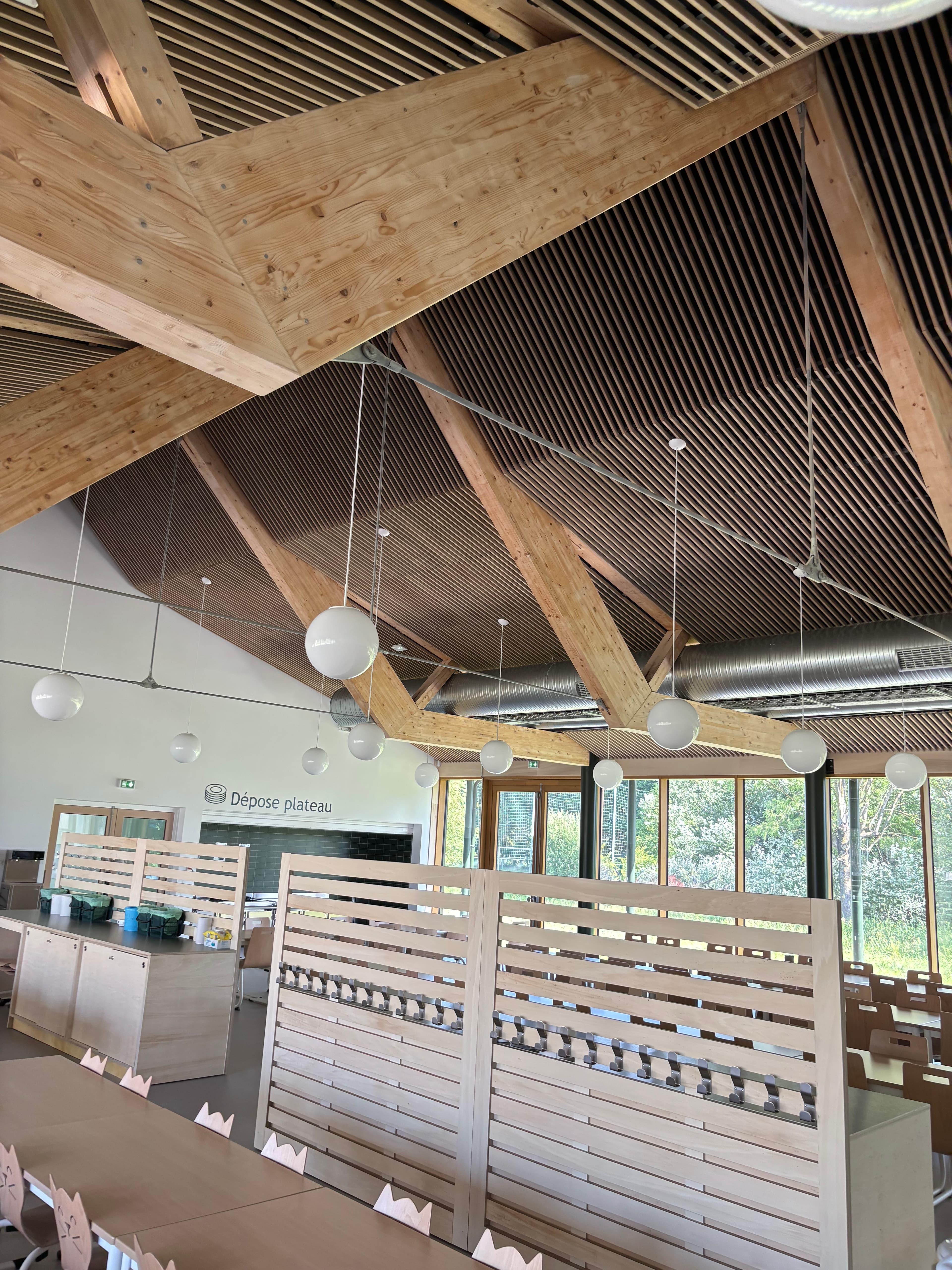 Restaurant scolaire La Pause Gourmande à Fort Mardyck, plafond bois acoustique Ardemo absorbant le bruit du réfectoire