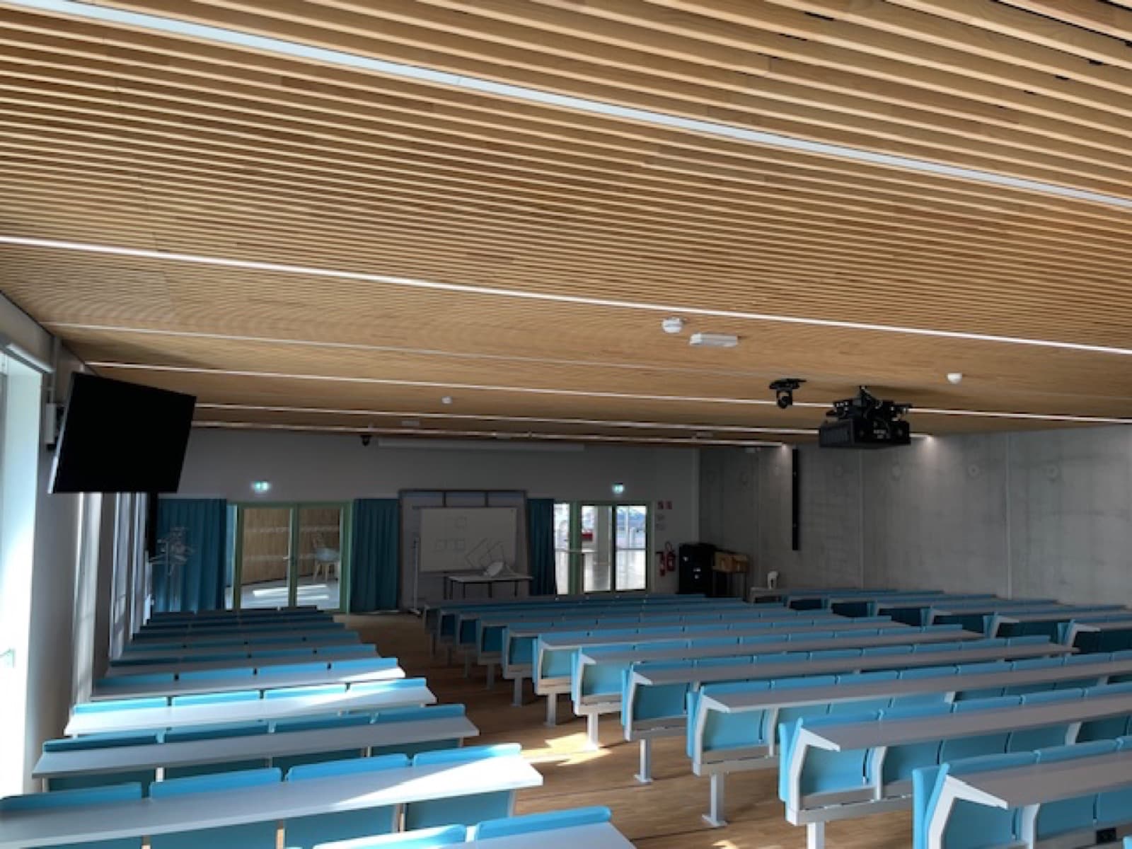Amphithéâtre de l'école Junia à Lille, grand volume où le traitement acoustique maîtrise la réverbération