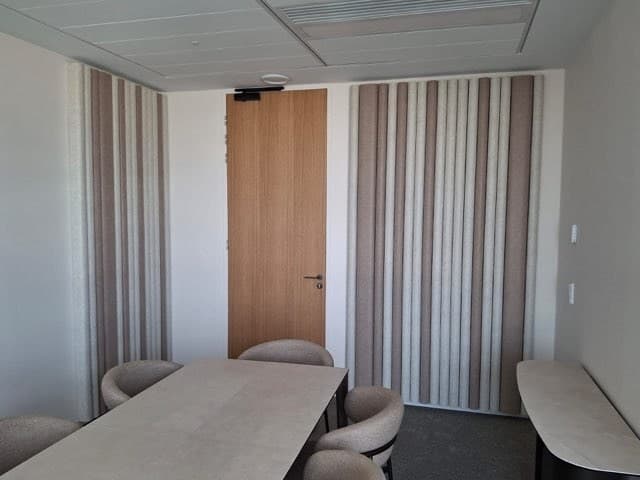 Bureaux traités par des panneaux acoustiques Arteck pour un environnement sonore apaisé
