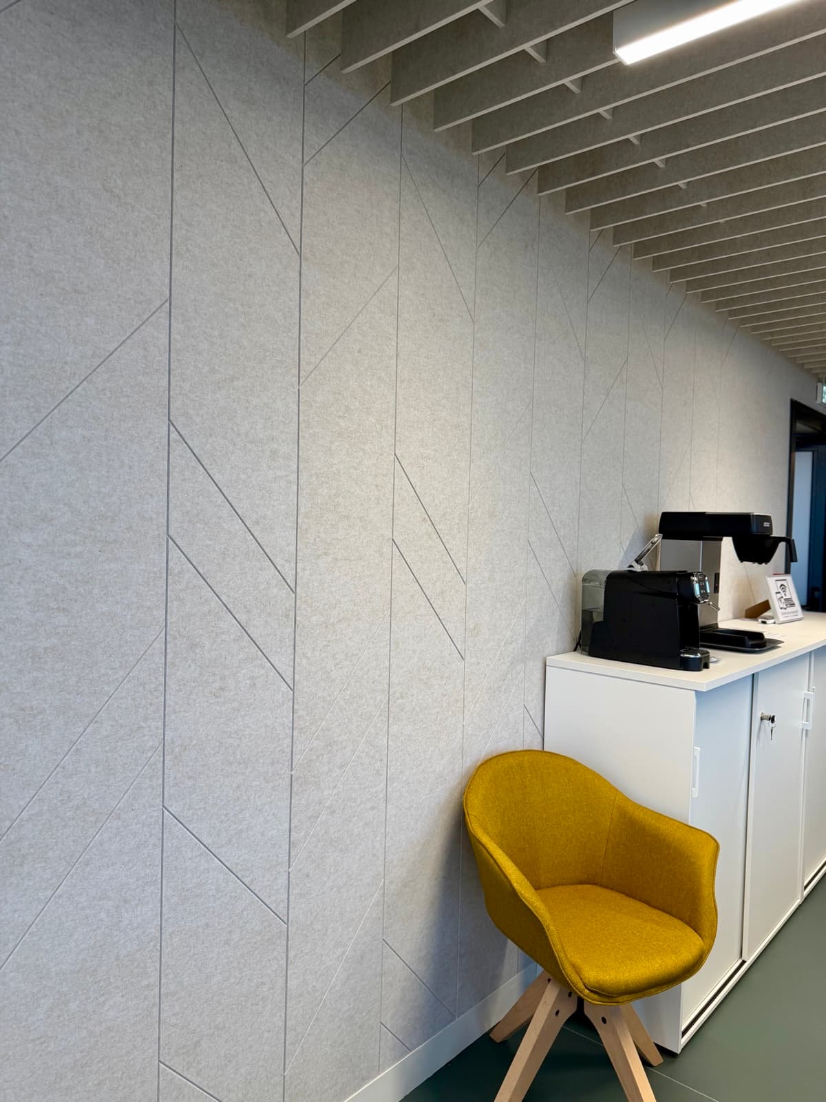 Bureaux V2R à Boulogne-sur-Mer, baffles et plafonniers acoustiques Arteck suspendus au-dessus du plateau