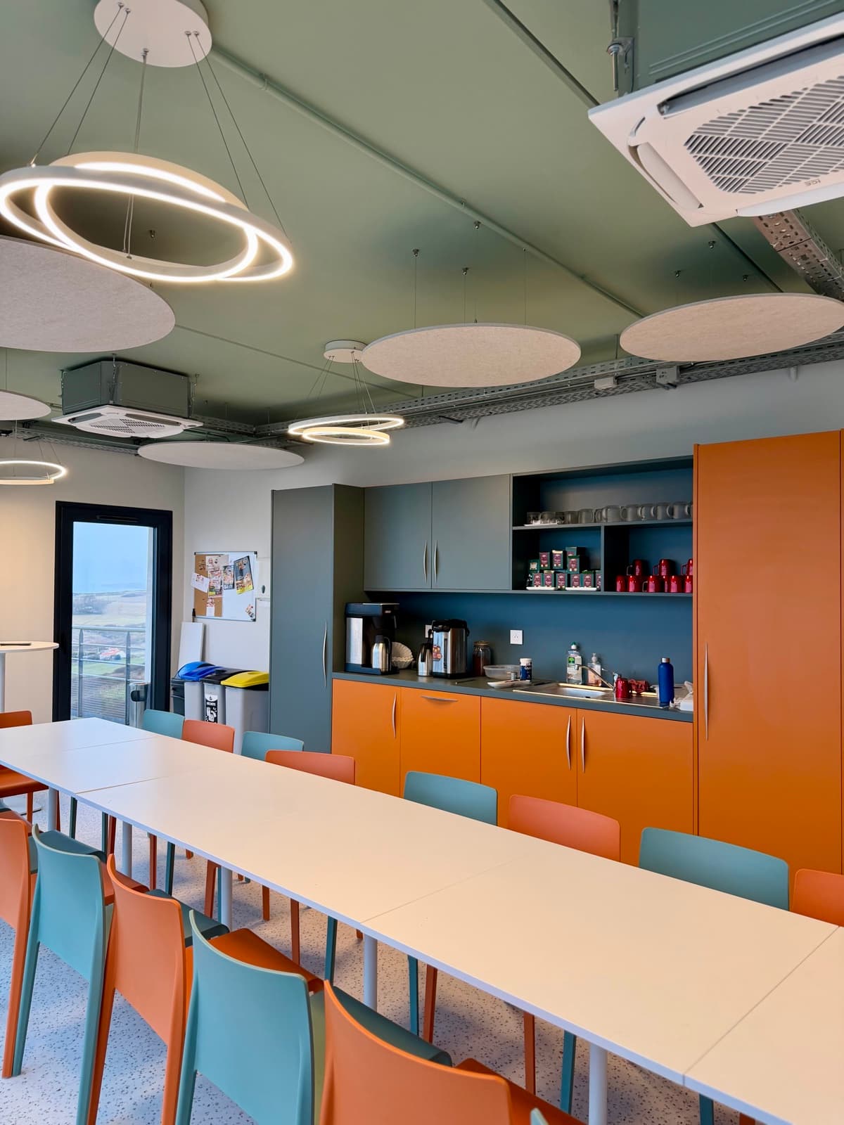 Environnement de travail apaisé par des baffles et panneaux acoustiques Arteck