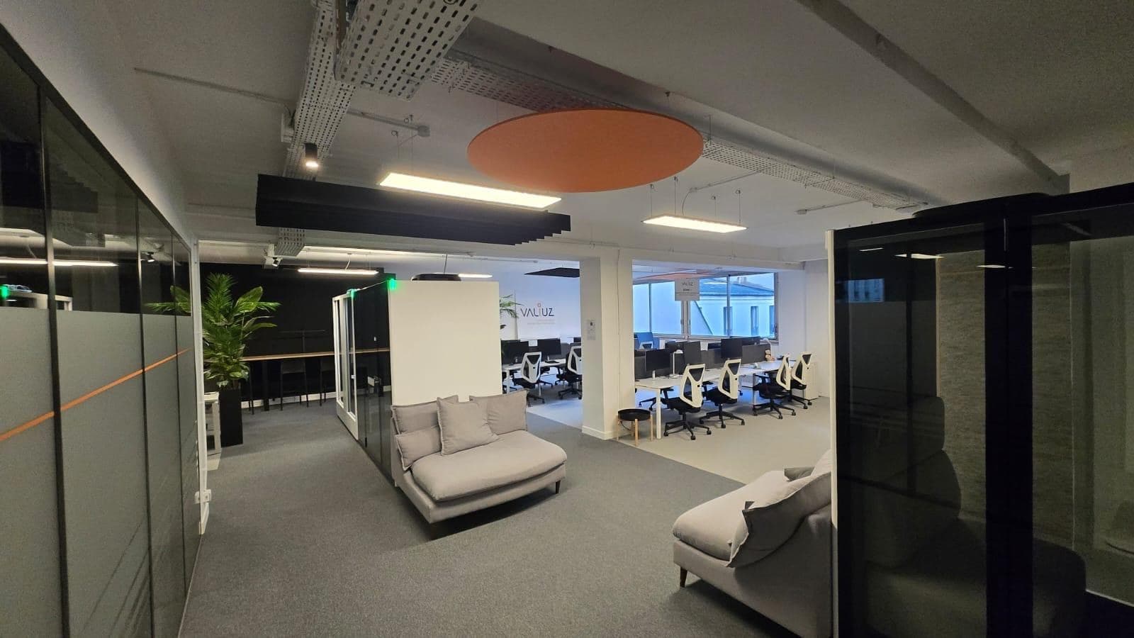Bureaux Valiuz Paris — baffles acoustiques ronds Arteck colorés au plafond