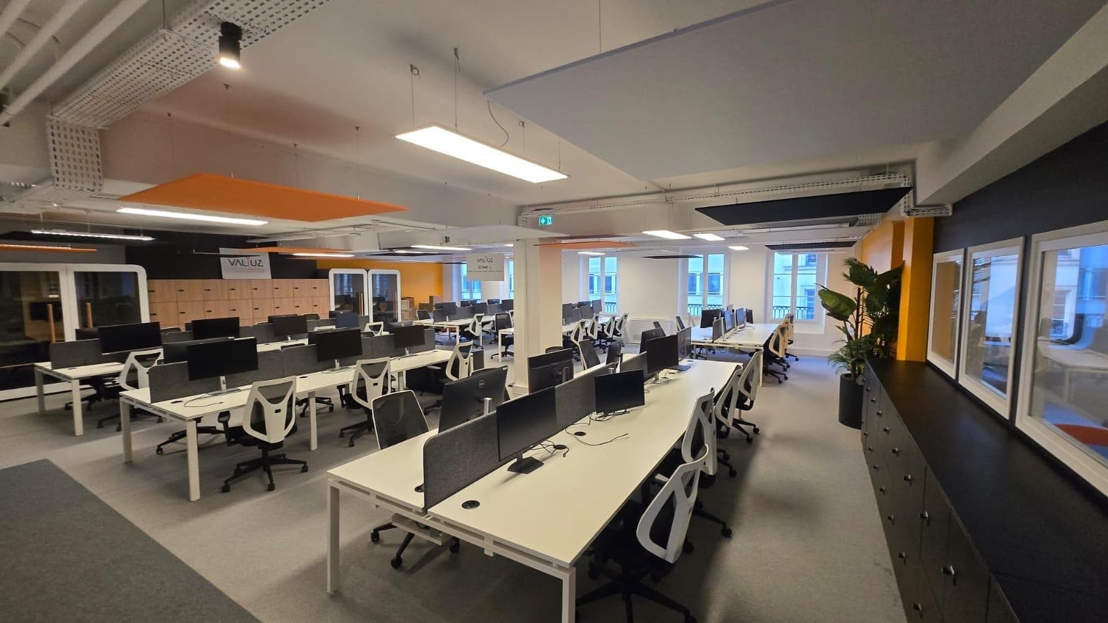 Open space Valiuz à Paris, plateau ouvert traité par des baffles et panneaux acoustiques Arteck