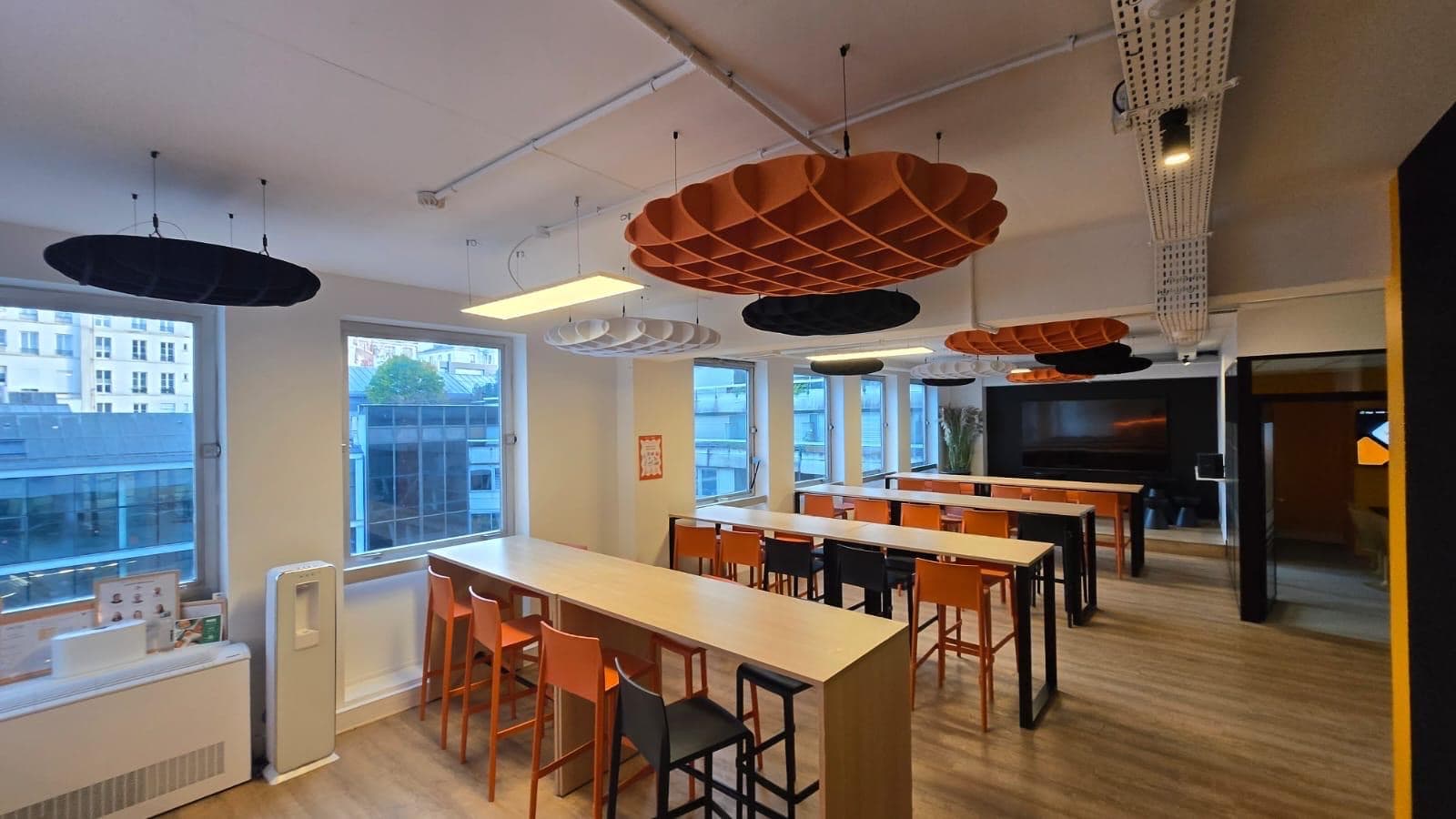 Bureaux Valiuz à Paris, îlots acoustiques ronds Arteck suspendus, ajoutés dans un espace existant en rénovation