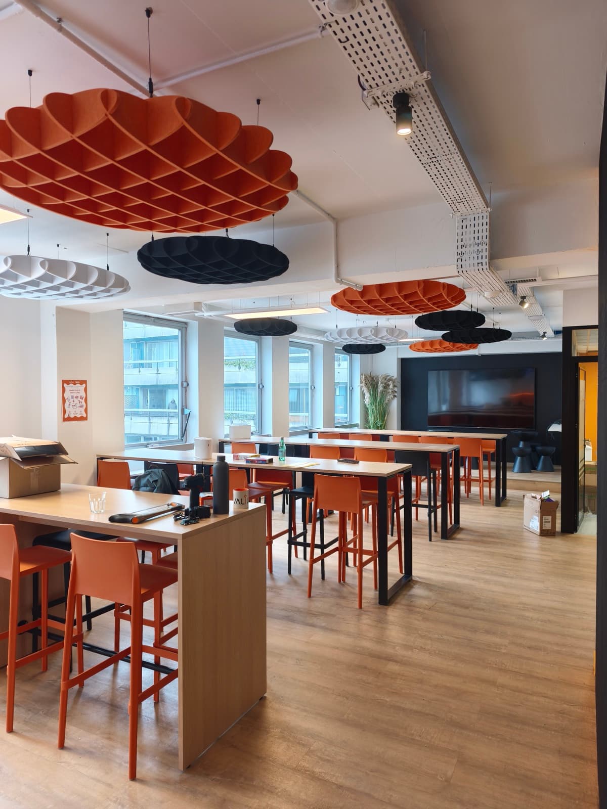 Panneaux acoustiques Arteck en feutre rPET recyclé, matériaux certifiés pour la construction durable
