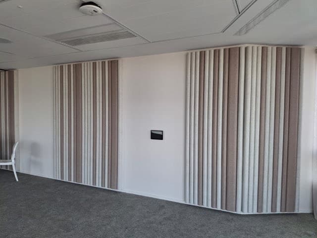 Plateau de bureaux partagé traité par des panneaux acoustiques Arteck, bureaux Macif à Paris