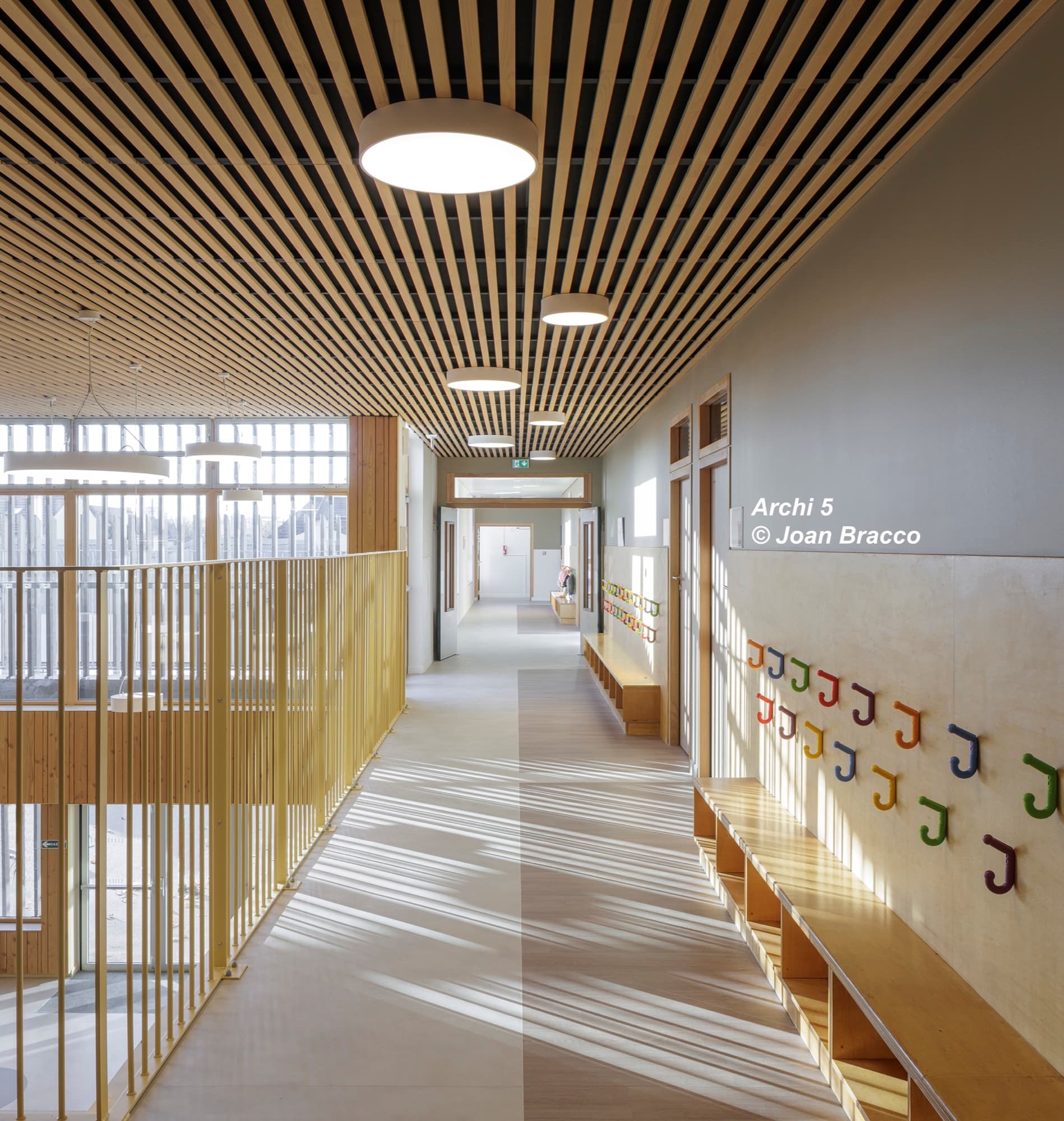 Circulation de l'école maternelle Robespierre avec plafond et habillage bois acoustique Ardemo